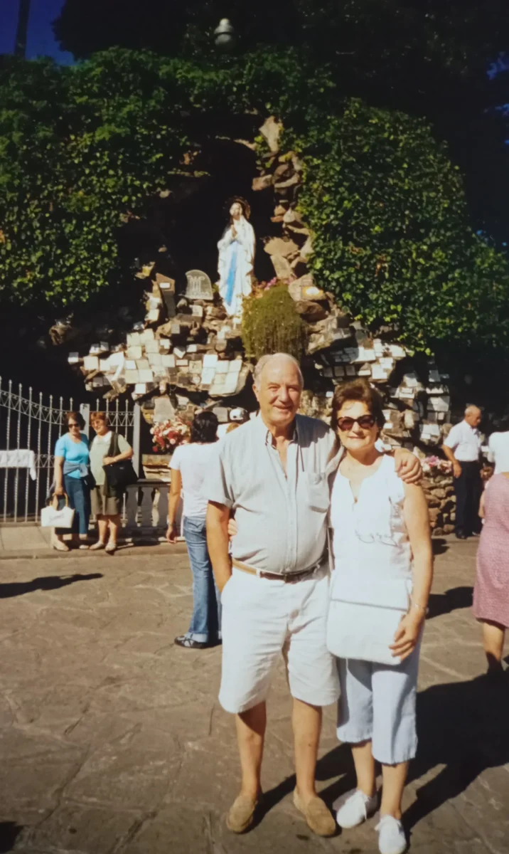 Aníbal Frizzo y Teresita Zeheiri frente a una gruta religiosa en agradecimiento