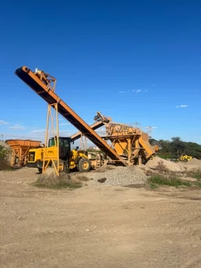 Planta de procesamiento de áridos en la cantera de Costa del Río SRL, con maquinaria en operación