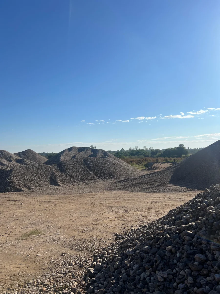 Pilas de áridos extraídos de la cantera de río en Córdoba