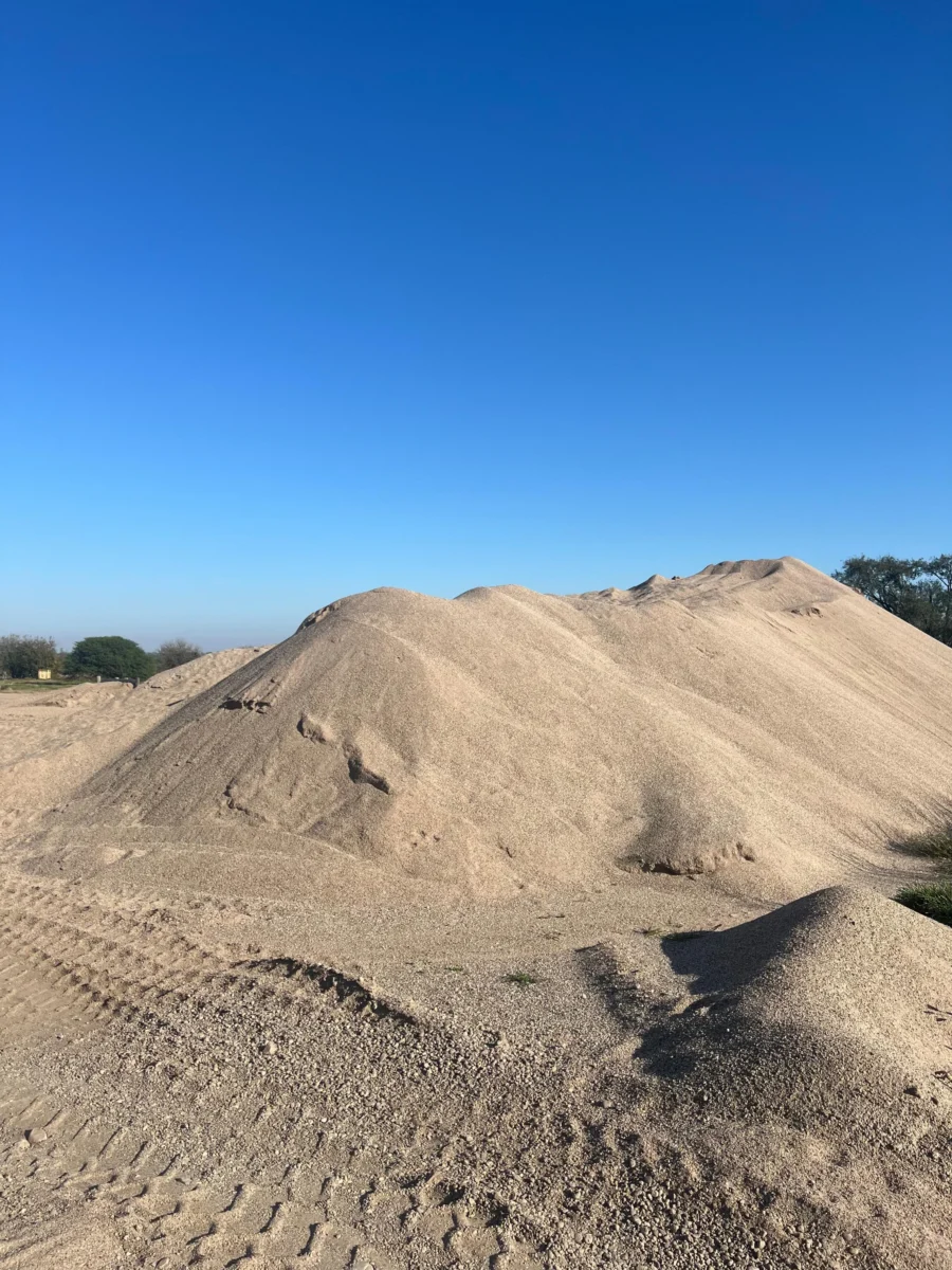 Grandes cerros de arena clara bajo el cielo azul