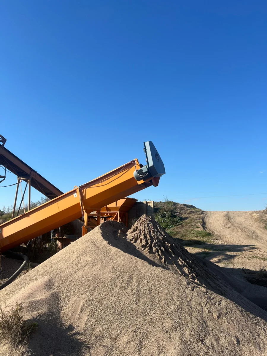Cinta transportadora descargando arena en la cantera