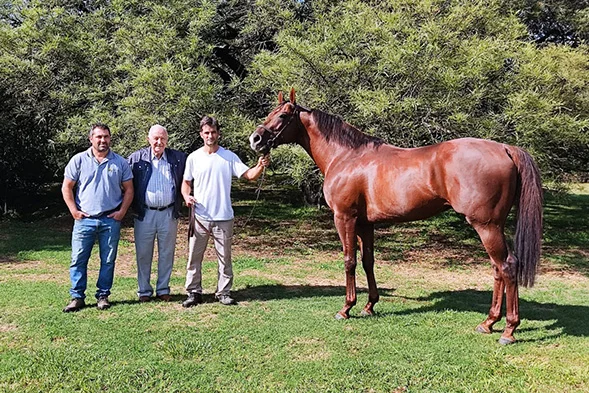 Tres generaciones de la familia fundadora de Costa del Río SRL junto a un caballo Sangre Pura