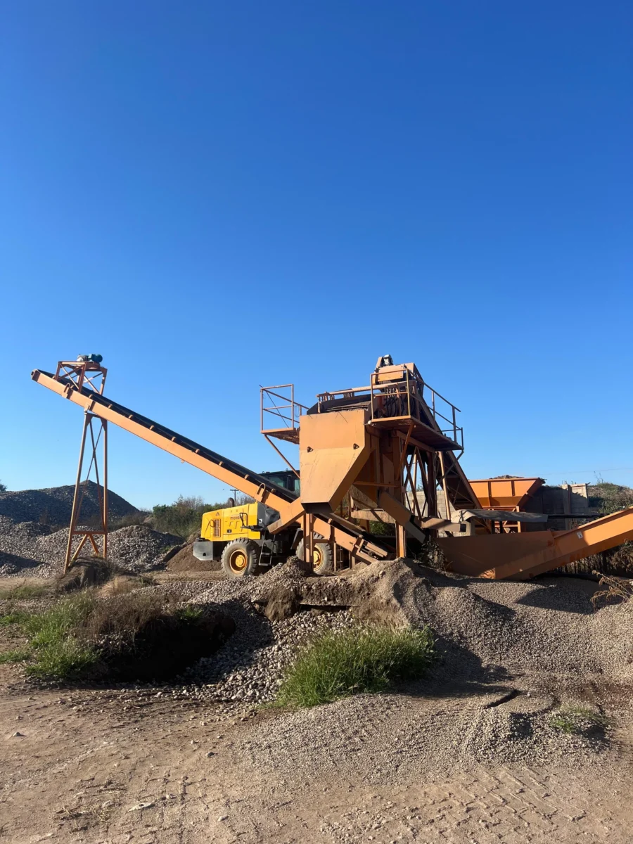 Vista general de la planta y maquinaria en cantera de Costa del Río