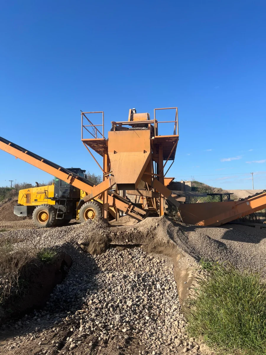 Planta clasificadora de áridos en plena operación