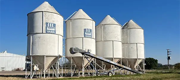 Silos de fertilizantes Yara en el predio de Costa del Río SRL en Villa Ascasubi