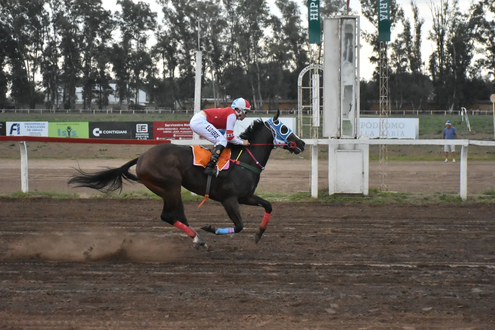 Yegua Costa Amiga del Haras Costa del Río compitiendo en el Hipódromo de San Isidro, triunfo destacado en 2025.